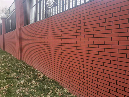 豐臺十一中學(xué)圍墻質(zhì)感漆仿磚分格施工案例